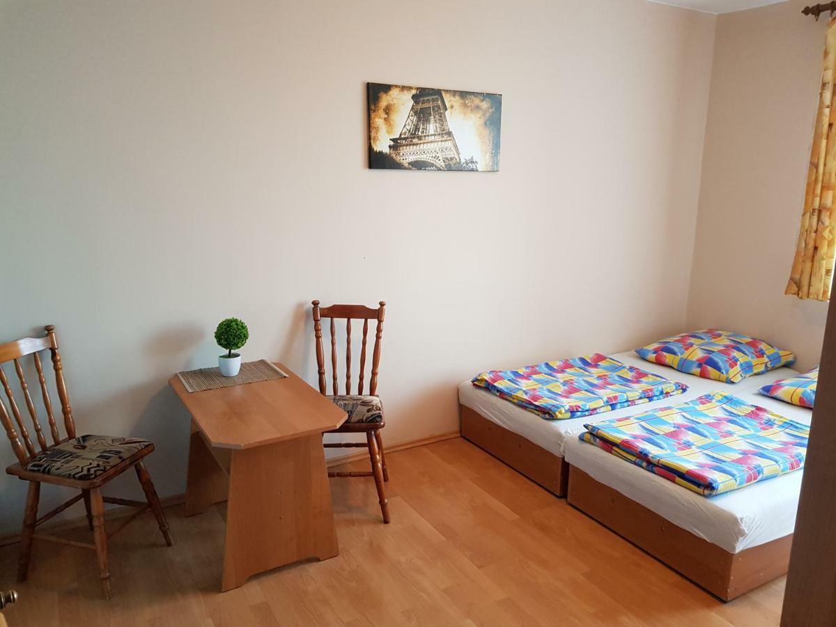 Pokoje Goscinne U Laury Rewal Kültér fotó
